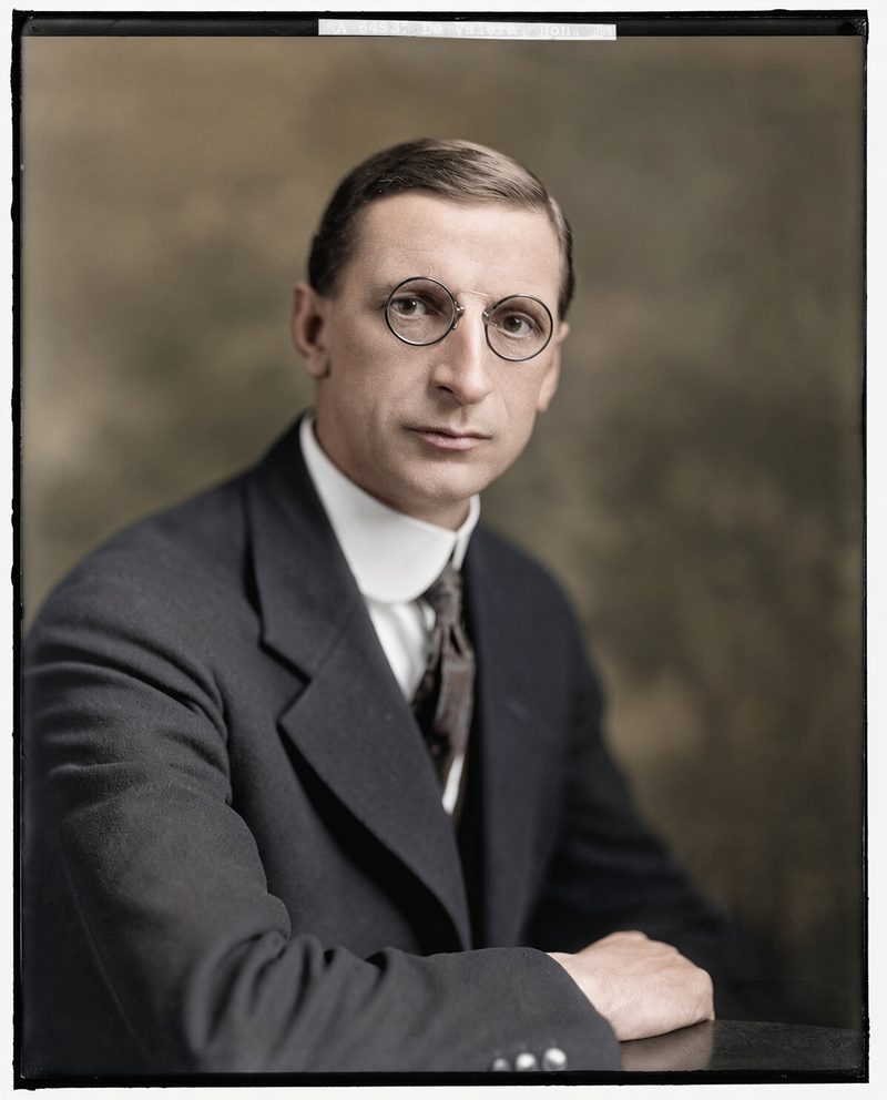 Head and shoulders portrait of a young Éamon de Valera in a dark suit and tie.